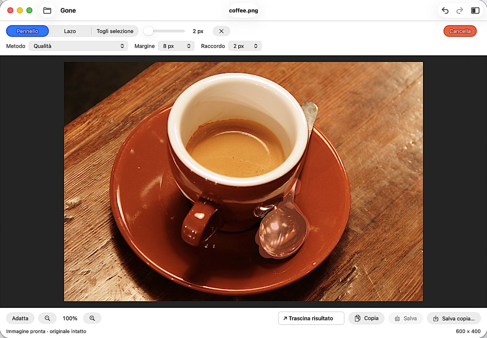Finestra di Gone con la foto di una tazzina di caffè: il cucchiaino sul piattino è evidenziato in rosso dalla selezione a pennello, pronto per il comando Cancella.